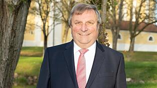 Vorstandsvorsitzender bei Zollner und Kreisbrandrat: Hans Weber kann auf ein beeindruckendes Lebenswerk zurückblicken. Der Lederdorner feiert am Wochenende den 70. Geburtstag. Vorstandsvorsitzender bei Zollner und Kreisbrandrat: Hans Weber kann auf ein beeindruckendes Lebenswerk zurückblicken. Der Lederdorner feiert am Wochenende den 70. Geburtstag.
