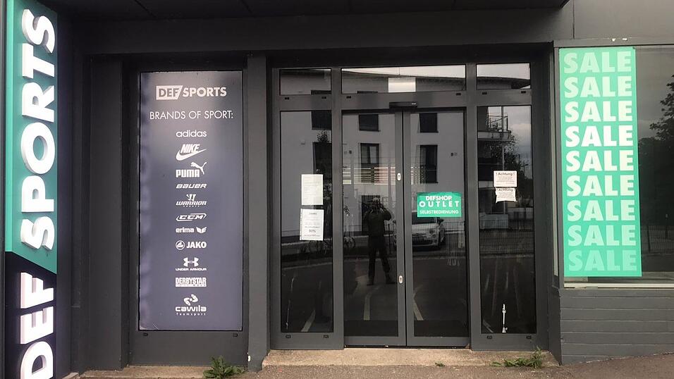 Durch diese Tür gehen am Wochenende das letzte Mal die Kunden. Dann wird aus dem Laden eine Lagerfläche. Durch diese Tür gehen am Wochenende das letzte Mal die Kunden. Dann wird aus dem Laden eine Lagerfläche.