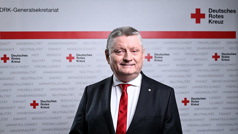 „Die Bundesländer stehen in der Pflicht: Sie müssen die Investitionskosten der Pflegeeinrichtungen endlich tragen und mehr Verantwortung übernehmen“, sagt DRK-Präsident Hermann Gröhe. „Die Bundesländer stehen in der Pflicht: Sie müssen die Investitionskosten der Pflegeeinrichtungen endlich tragen und mehr Verantwortung übernehmen“, sagt DRK-Präsident Hermann Gröhe.