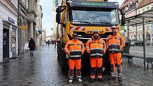 Fahrer Sebastian Jung (v.r.) mit den beiden Schüttern Robert Santl und Halil Koyoncu von der Müllabfuhr. Fahrer Sebastian Jung (v.r.) mit den beiden Schüttern Robert Santl und Halil Koyoncu von der Müllabfuhr.