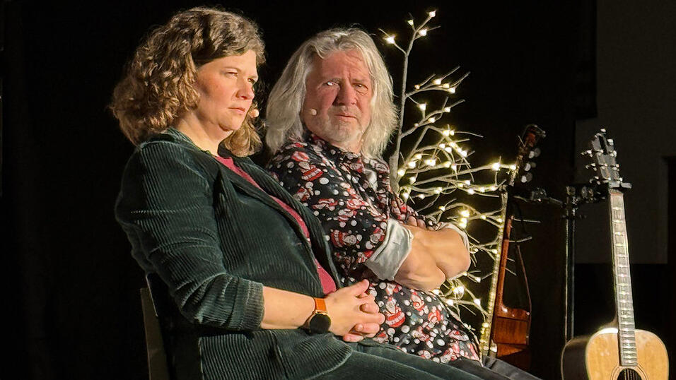 Das Duo Petzenhauser und Wählt im Weihnachtschaos: Was soll ma uns schenken? - „Mia schenk ma uns nix.“ Das Duo Petzenhauser und Wählt im Weihnachtschaos: Was soll ma uns schenken? - „Mia schenk ma uns nix.“