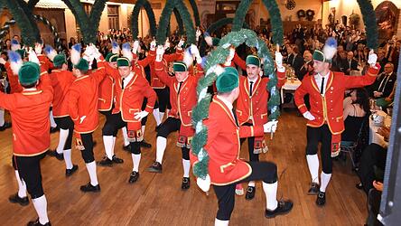 Der erste Tanz klappte perfekt. Die junge Truppe brachte den Rockermeier-Saal zum Beben. Fotos: