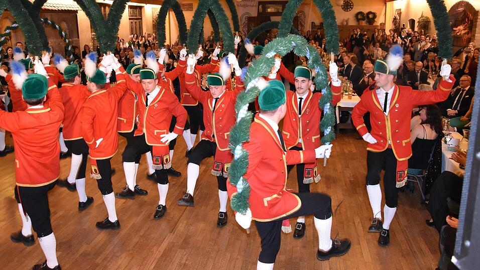 Der erste Tanz klappte perfekt. Die junge Truppe brachte den Rockermeier-Saal zum Beben. Fotos: