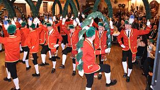 Der erste Tanz klappte perfekt. Die junge Truppe brachte den Rockermeier-Saal zum Beben. Fotos: