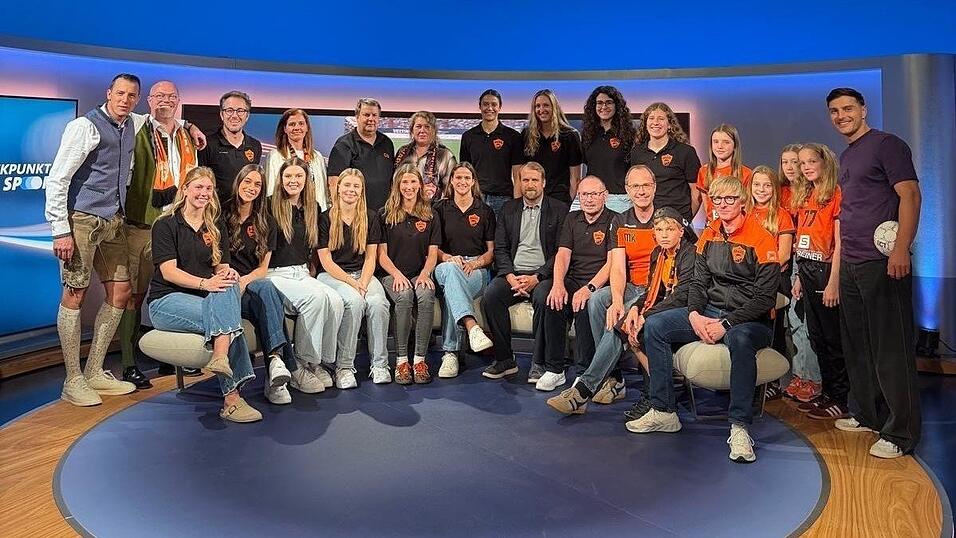 Fernsehluft geschnuppert: die Delegation von NawaRo Straubing am Sonntag im TV-Studio von &bdquo;Blickpunkt Sport&ldquo;.