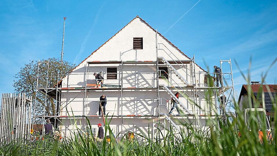 Drei Jahre lang haben insgesamt 60 Menschen das Gasthaus 'Fanni' hergerichtet. Drei Jahre lang haben insgesamt 60 Menschen das Gasthaus 'Fanni' hergerichtet.