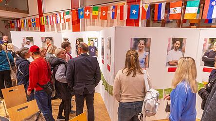 Viele Mainburger sind zur Ausstellungser&ouml;ffnung in die Stadthalle gekommen.