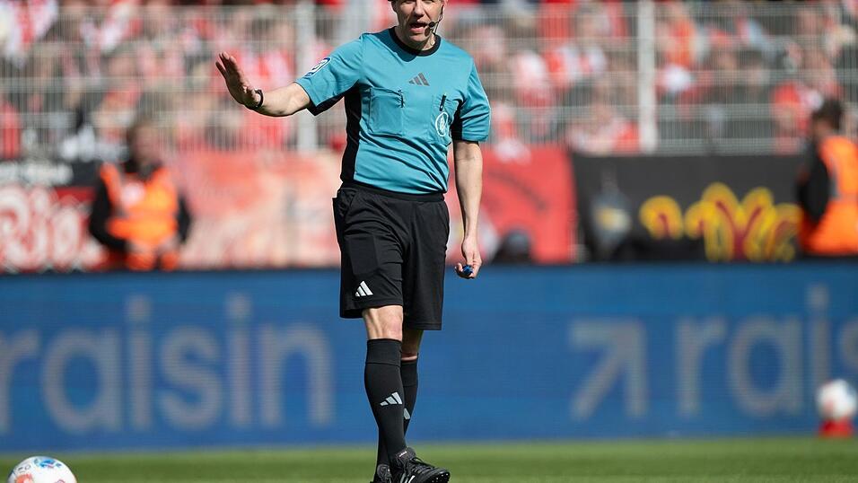 Letzter Bundesliga-Einsatz: Patrick Ittrich beendet seine Schiedsrichter-Karriere. Letzter Bundesliga-Einsatz: Patrick Ittrich beendet seine Schiedsrichter-Karriere.