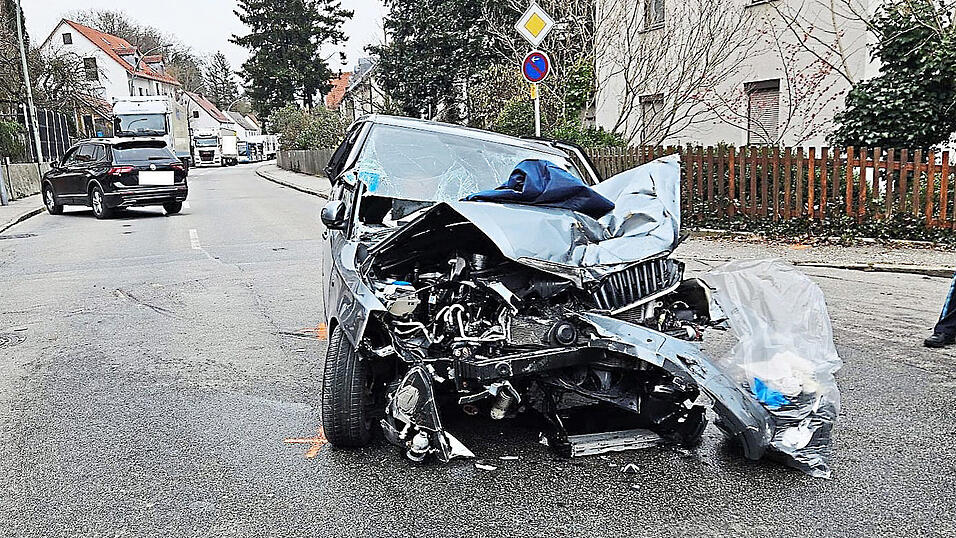 Eines der beteiligten Fahrzeuge wurde bei dem Unfall schwer besch&auml;digt.