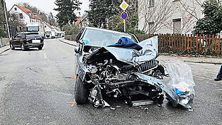 Eines der beteiligten Fahrzeuge wurde bei dem Unfall schwer beschädigt.