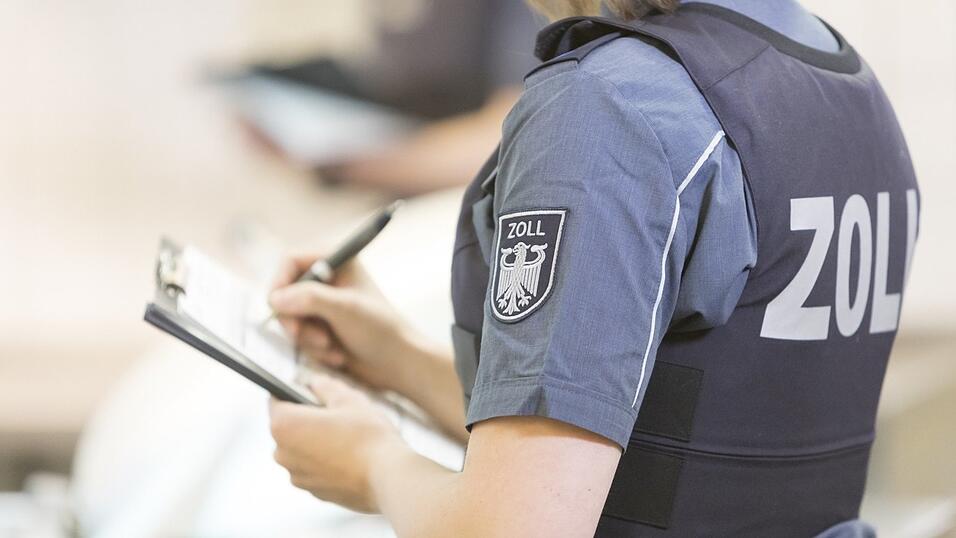 Zollbeamte haben über zwei Kilogramm Marihuana bei Parsberg sichergestellt. (Symbolbild)