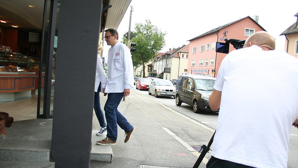 Die Belegschaft der B&auml;ckerei Steinleitner in Straubing durfte sich am Dienstag &uuml;ber den Besuch eines ZDF-Fernsehteams freuen.