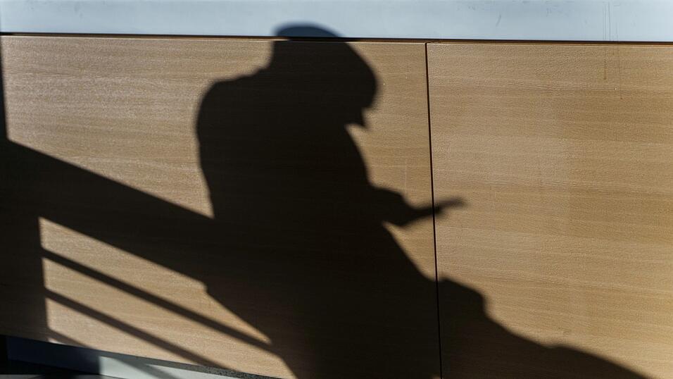 St&auml;ndig wandern der Blick und die Hand zum Smartphone: Gerade j&uuml;ngeren Menschen geht es einer Umfrage der IU Internationalen Hochschule in Erfurt zufolge h&auml;ufig so. (Symbolbild)