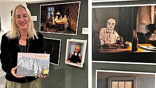 Autorin Heike von Schlebrügge mit ihrem Buch „Kriegskinder“ bei der Eröffnung der dazugehörigen Ausstellung in der Straubinger Sparkasse. Autorin Heike von Schlebrügge mit ihrem Buch „Kriegskinder“ bei der Eröffnung der dazugehörigen Ausstellung in der Straubinger Sparkasse.