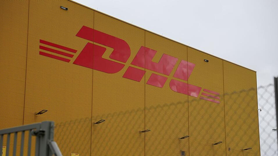 DHL-Logo am Leipziger Flughafen. DHL-Logo am Leipziger Flughafen.
