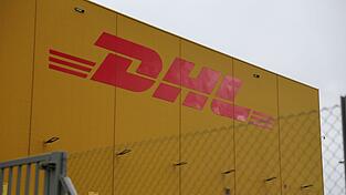DHL-Logo am Leipziger Flughafen. DHL-Logo am Leipziger Flughafen.