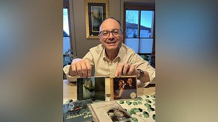 Sven Ochsenbauer mit seiner ersten CD. Seine Musik ist auch auf allen Streamingdiensten hörbar. Sven Ochsenbauer mit seiner ersten CD. Seine Musik ist auch auf allen Streamingdiensten hörbar.