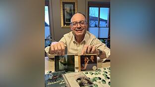 Sven Ochsenbauer mit seiner ersten CD. Seine Musik ist auch auf allen Streamingdiensten hörbar. Sven Ochsenbauer mit seiner ersten CD. Seine Musik ist auch auf allen Streamingdiensten hörbar.
