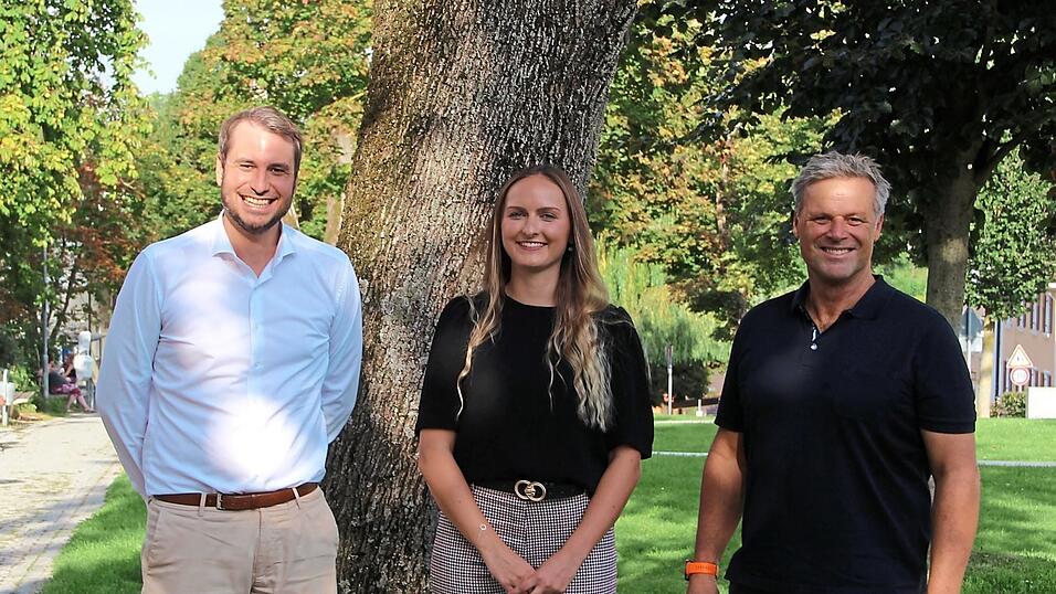 Bürgermeister Matthias Kohlmayer (v.l.), Lena Stocker von der Kämmerei und Natur- und Klimaschutzreferent Thomas Muncz freuen sich über jeden Baum, der das Landauer Stadtgebiet grüner und schattiger macht. Bürgermeister Matthias Kohlmayer (v.l.), Lena Stocker von der Kämmerei und Natur- und Klimaschutzreferent Thomas Muncz freuen sich über jeden Baum, der das Landauer Stadtgebiet grüner und schattiger macht.