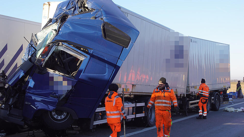 Der Lastwagen, der den Unfall verursachte, war teilweise mit Gefahrgut beladen. Nach Angaben der Polizei sei die Substanz jedoch unbedenklich.