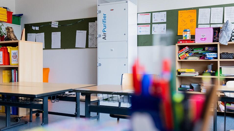 Schrankhohe Luftfilterger&auml;te wie diese stehen auch noch in Landshuter Klassenzimmern.