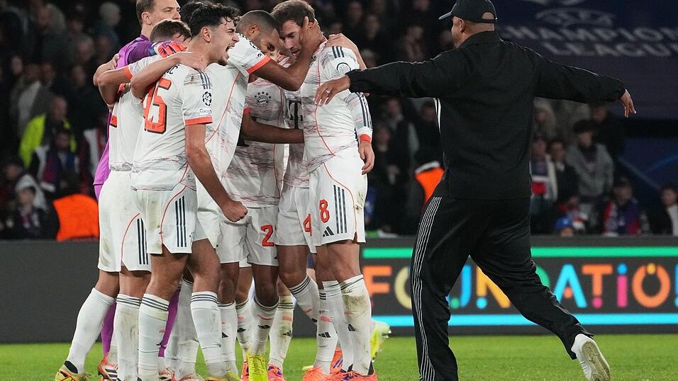 Vincent Kompany (r) st&uuml;rmt auf den Rasen, um nach dem gro&szlig;en Sieg mit seinen Spielern im Kreis zu jubeln.