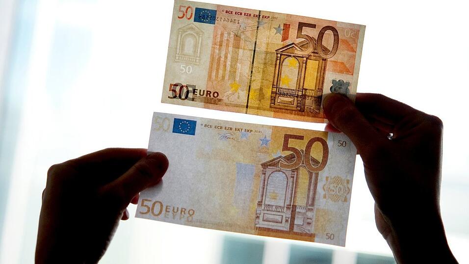 W&auml;hrend ein junger Mann seinen D&ouml;ner a&szlig;, alarmierte der Imbissbetreiber die Polizei, weil er Falschgeld vermutete. (Symbolbild)