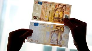 W&auml;hrend ein junger Mann seinen D&ouml;ner a&szlig;, alarmierte der Imbissbetreiber die Polizei, weil er Falschgeld vermutete. (Symbolbild)