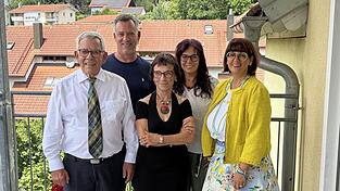 Hans-Werner (l.) und Henriette Hoericke (3. v. l.) mit den Kindern Karsten (2. v. l.) und Katrin (4. v. l.) sowie dritter Bürgermeisterin Dr. Ila Schnabel (r.). Hans-Werner (l.) und Henriette Hoericke (3. v. l.) mit den Kindern Karsten (2. v. l.) und Katrin (4. v. l.) sowie dritter Bürgermeisterin Dr. Ila Schnabel (r.).