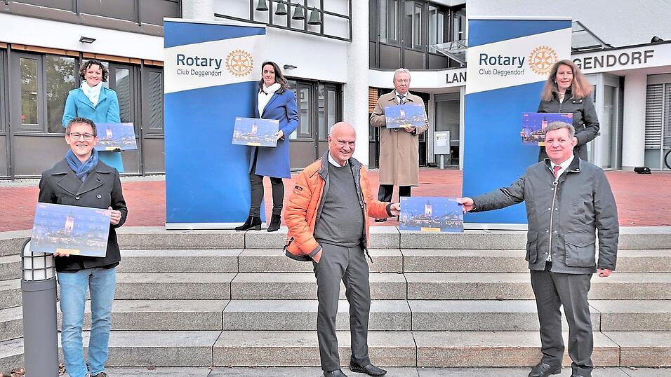 Rund zwei Monate vor Weihnachten sind die Adventskalender-Lose des Rotary-Hilfswerks wieder erhältlich. Der Erlös der 3 000 Exemplare kommt vollständig Kinder- und Jugendprojekten im Landkreis zugute. Unser Bild zeigt bei der Präsentation (vorne, v. l.) Markus Lantermann vom Rotary-Projektteam Adventskalender-Los, Rotarier-Präsident Wolfgang Schreiber und Schirmherr Christian Bernreiter sowie (hinten, v. l.) Computervisualistikerin Christiane Lantermann, Rotary-Öffentlichkeitsbeauftragte Karoline Thannhuber, Hermann Peter vom Rotary-Hilfswerk und Brigitte Wallstabe-Watermann vom Projektteam. Rund zwei Monate vor Weihnachten sind die Adventskalender-Lose des Rotary-Hilfswerks wieder erhältlich. Der Erlös der 3 000 Exemplare kommt vollständig Kinder- und Jugendprojekten im Landkreis zugute. Unser Bild zeigt bei der Präsentation (vorne, v. l.) Markus Lantermann vom Rotary-Projektteam Adventskalender-Los, Rotarier-Präsident Wolfgang Schreiber und Schirmherr Christian Bernreiter sowie (hinten, v. l.) Computervisualistikerin Christiane Lantermann, Rotary-Öffentlichkeitsbeauftragte Karoline Thannhuber, Hermann Peter vom Rotary-Hilfswerk und Brigitte Wallstabe-Watermann vom Projektteam.