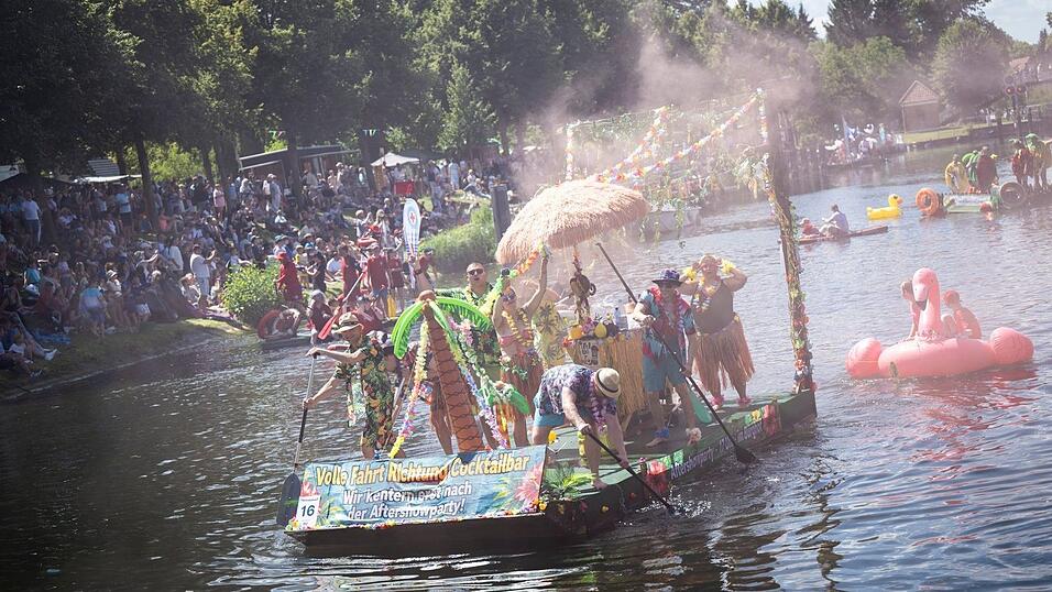 Die Teilnehmerinnen und Teilnehmer der traditionellen Badewannenrallye stellten sich sowohl der Wertung der Besucher als auch einer Jury. Die Teilnehmerinnen und Teilnehmer der traditionellen Badewannenrallye stellten sich sowohl der Wertung der Besucher als auch einer Jury.