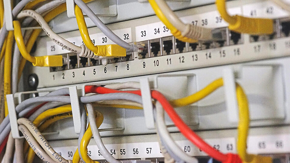 Blick in einen Serverschrank im Landkreis Regensburg. Die digitale Erfassung von Daten bringt viele Vorteile, birgt aber auch Risiken.