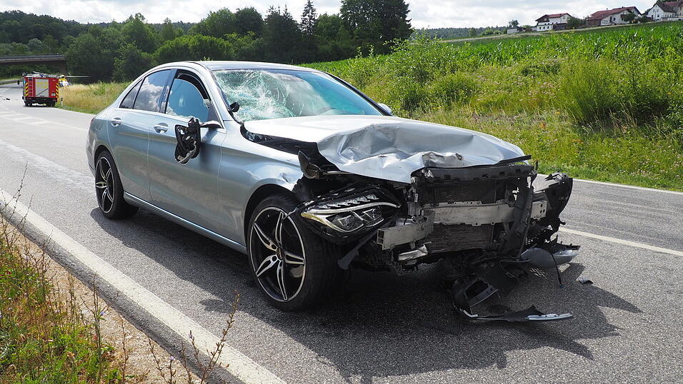 Im Landkreis Dingolfing-Landau ist es am Dienstagvormittag zu einem schweren Verkehrsunfall gekommen. Im Landkreis Dingolfing-Landau ist es am Dienstagvormittag zu einem schweren Verkehrsunfall gekommen.