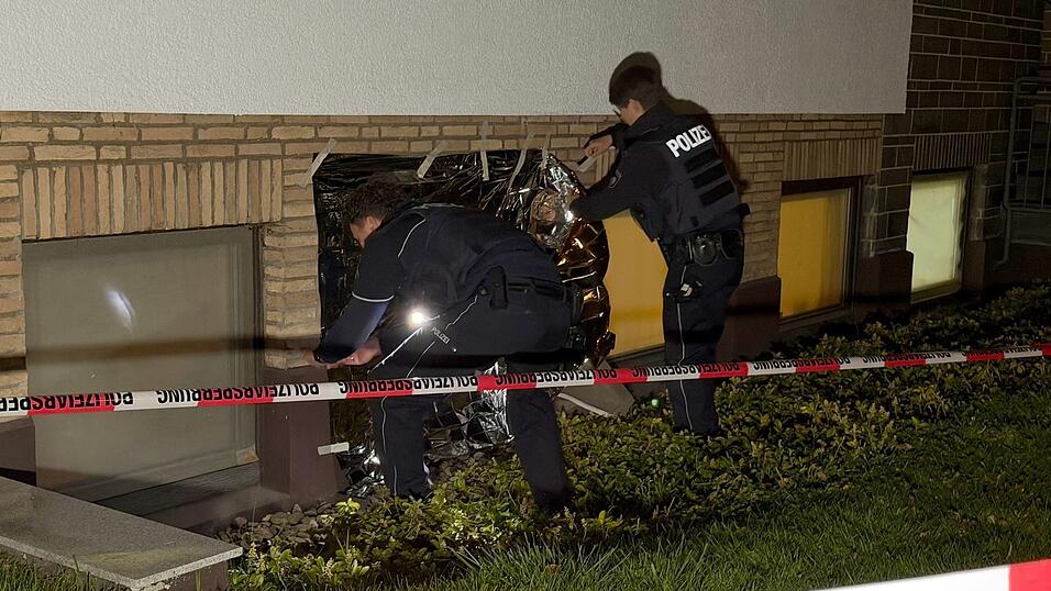 Einsatzkräfte sichern Spuren am Tatort. Einsatzkräfte sichern Spuren am Tatort.