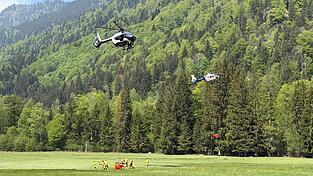 An die zehn Helikopter helfen beim L&ouml;schen aus der Luft.