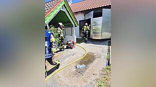 Unter Atemschutz gehen die Feuerwehrleute zum Brandherd vor und k&ouml;nnen die Flammen innerhalb kurzer Zeit l&ouml;schen.