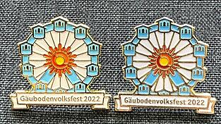 Auf dem Foto handelt es sich rechts um das Original. Links ist der gef&auml;lschte Pin zu sehen. Dessen Speicher sind zum Beispiel viel filigraner als beim Original-Sammlerpin des G&auml;ubodenvolksfestes.