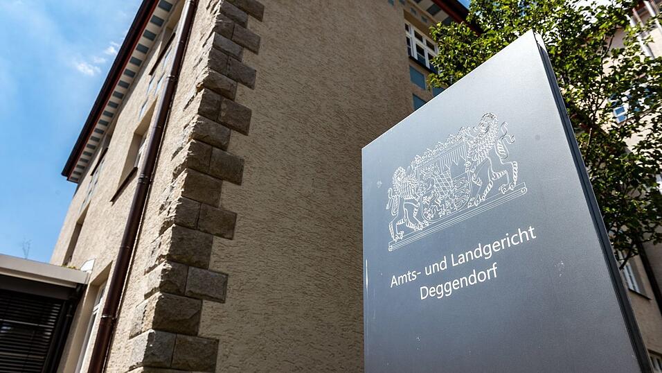 Vor dem Landgericht Deggendorf begann der Dreifachmordprozess. (Archivbild) Vor dem Landgericht Deggendorf begann der Dreifachmordprozess. (Archivbild)