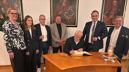 Sportlegende Rudi V&ouml;ller tr&auml;gt sich ins Goldene Buch der Stadt ein. Mit dabei sind die F&uuml;hrungsspitze der Stadt und die Gesch&auml;ftsleitung von K+B mit Josef, Thomas und Nina Kappenberger.