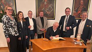 Sportlegende Rudi Völler trägt sich ins Goldene Buch der Stadt ein. Mit dabei sind die Führungsspitze der Stadt und die Geschäftsleitung von K+B mit Josef, Thomas und Nina Kappenberger. Sportlegende Rudi Völler trägt sich ins Goldene Buch der Stadt ein. Mit dabei sind die Führungsspitze der Stadt und die Geschäftsleitung von K+B mit Josef, Thomas und Nina Kappenberger.