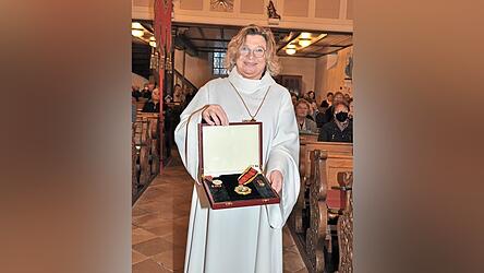 Ein bewegender Gedenkgottesdienst wurde für Erzbischof Michael Meier zelebriert. Pater Agatheus überreichte den höchsten Verdienstorden von Papua-Neuguinea für die Heimatgemeinde stellvertretend an Gemeindereferentin Rosemarie Fischer.