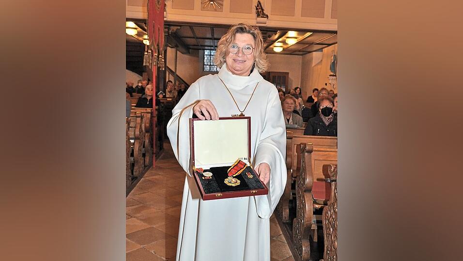 Ein bewegender Gedenkgottesdienst wurde für Erzbischof Michael Meier zelebriert. Pater Agatheus überreichte den höchsten Verdienstorden von Papua-Neuguinea für die Heimatgemeinde stellvertretend an Gemeindereferentin Rosemarie Fischer. Ein bewegender Gedenkgottesdienst wurde für Erzbischof Michael Meier zelebriert. Pater Agatheus überreichte den höchsten Verdienstorden von Papua-Neuguinea für die Heimatgemeinde stellvertretend an Gemeindereferentin Rosemarie Fischer.
