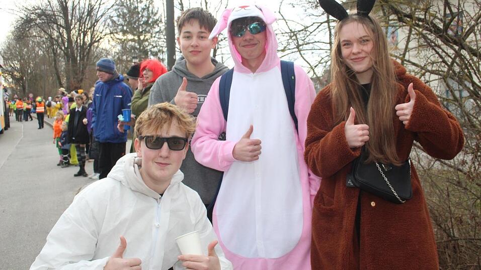 Viele Faschings-Fans haben sich am Samstag den Umzug in Langenbach angesehen. Viele Faschings-Fans haben sich am Samstag den Umzug in Langenbach angesehen.