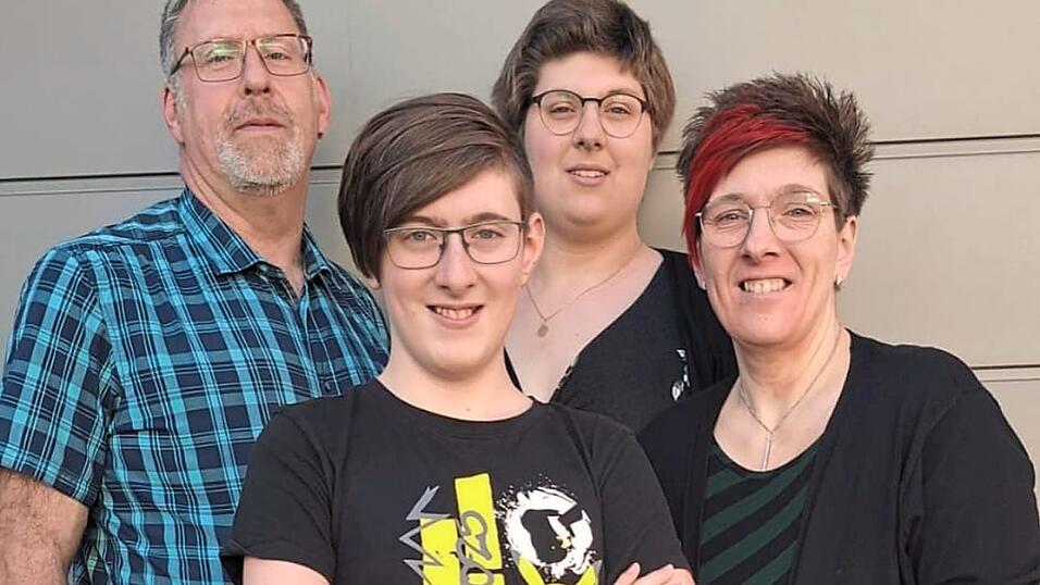 Sarah (2. v. r.) kann nach ihrer Krebsdiagnose wieder nach vorne blicken. Sie ist gesund und möchte gemeinsam mit ihrer Familie an den Strand, um auf einem Pferd zu reiten. Sarah (2. v. r.) kann nach ihrer Krebsdiagnose wieder nach vorne blicken. Sie ist gesund und möchte gemeinsam mit ihrer Familie an den Strand, um auf einem Pferd zu reiten.