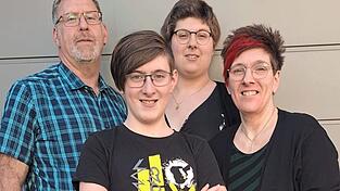 Sarah (2. v. r.) kann nach ihrer Krebsdiagnose wieder nach vorne blicken. Sie ist gesund und möchte gemeinsam mit ihrer Familie an den Strand, um auf einem Pferd zu reiten. Sarah (2. v. r.) kann nach ihrer Krebsdiagnose wieder nach vorne blicken. Sie ist gesund und möchte gemeinsam mit ihrer Familie an den Strand, um auf einem Pferd zu reiten.