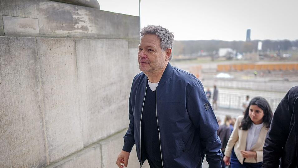 Bundeswirtschaftsminister Robert Habeck und Misbah Khan, Grünen-Abgeordnete aus Rheinland-Pfalz, gehen zur Sitzung ihrer Fraktion.
