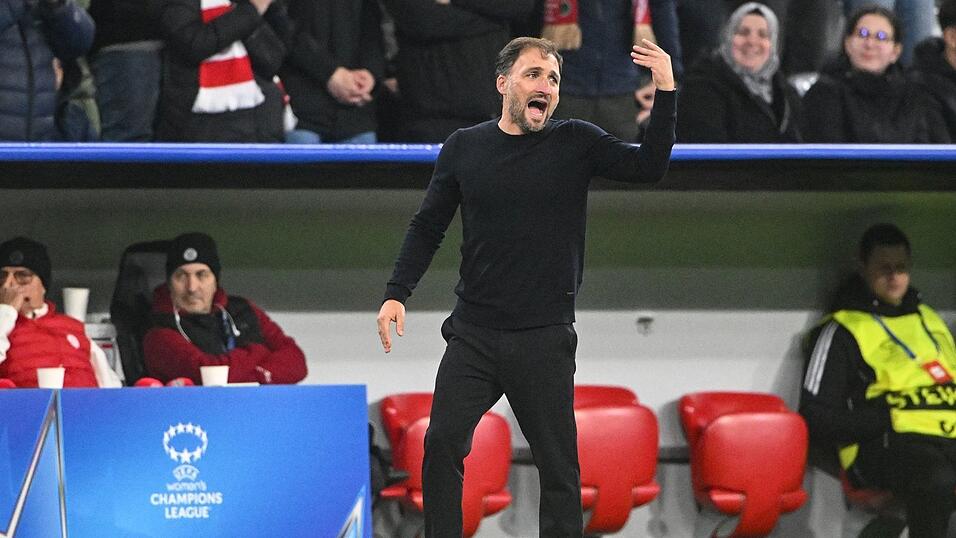 Münchens Trainer José Barcala schimpft.