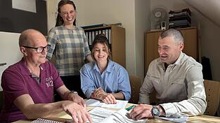 Das Sprachtandem G&uuml;nter Wolf, Tatiana und Mihail Puiu (von links) mit Integrationslotsin Verena Fisch (stehend) im Freiwilligenzentrum.