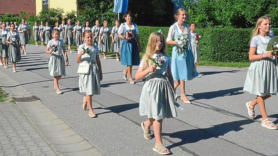 Voran beim Jubelverein marschierten beim Kirchenzug Festbraut Manuela Schuster und Festmutter Sylvia Hartmann. Voran beim Jubelverein marschierten beim Kirchenzug Festbraut Manuela Schuster und Festmutter Sylvia Hartmann.