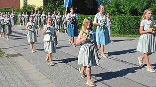Voran beim Jubelverein marschierten beim Kirchenzug Festbraut Manuela Schuster und Festmutter Sylvia Hartmann. Voran beim Jubelverein marschierten beim Kirchenzug Festbraut Manuela Schuster und Festmutter Sylvia Hartmann.